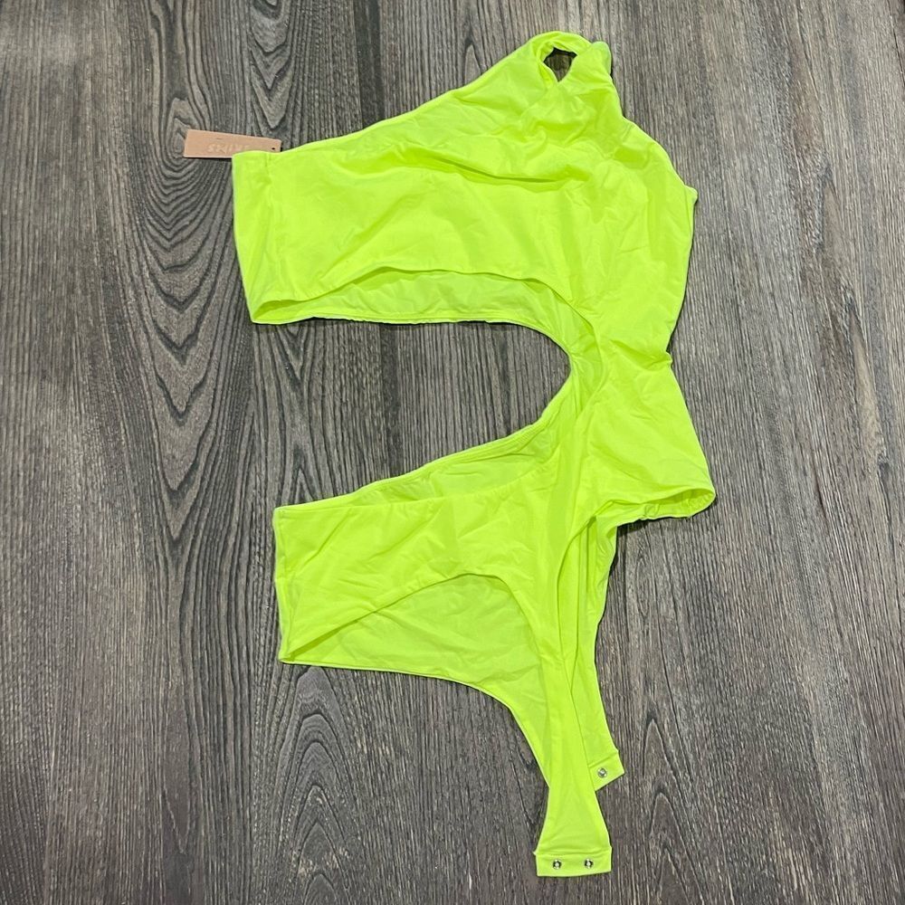 NWT Skims Fits Everybody One Shoulder Cut Out Bodysuit Green Highlighter Size 4X - Picture 5 of 5